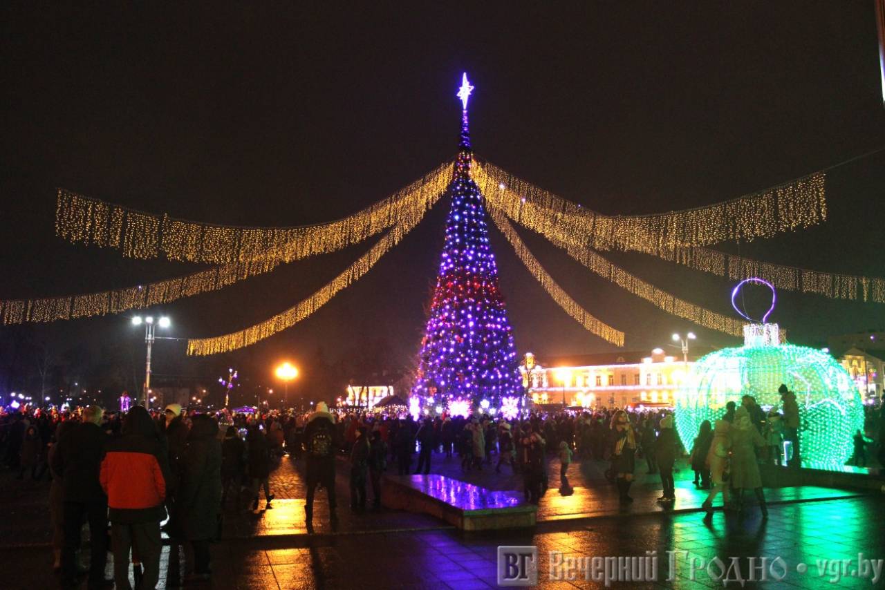 В Гродно запустили колесо обозрения и зажгли иллюминацию в парке Жилибера и на площади Ленина
