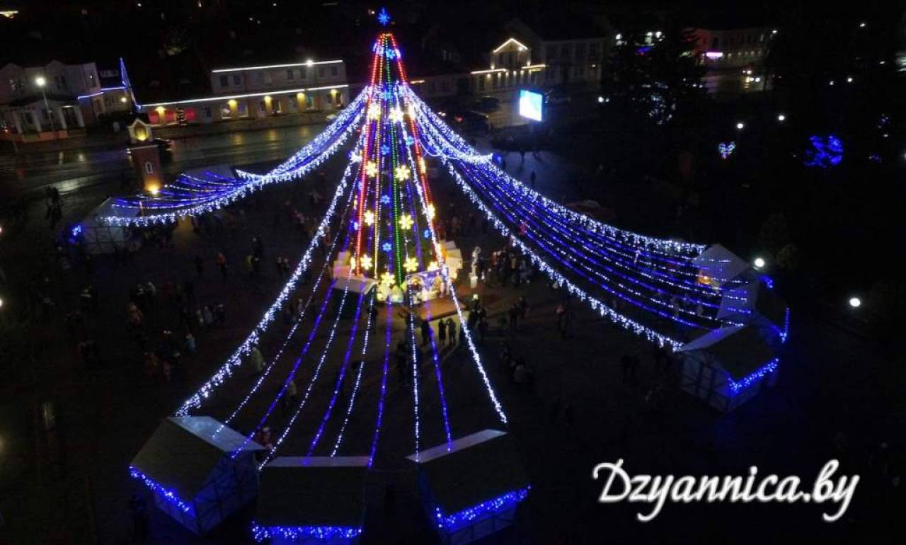 Сравниваем новогодние елки в райцентрах Гродненской области