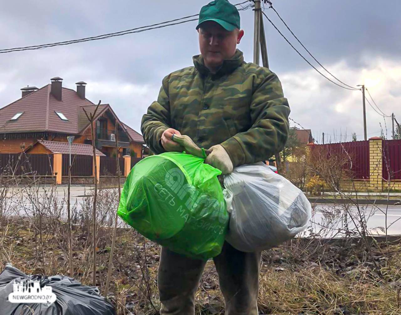 Это нормальное желание – жить в чистоте. Семья из Гродно убирает лес от мусора во время прогулок