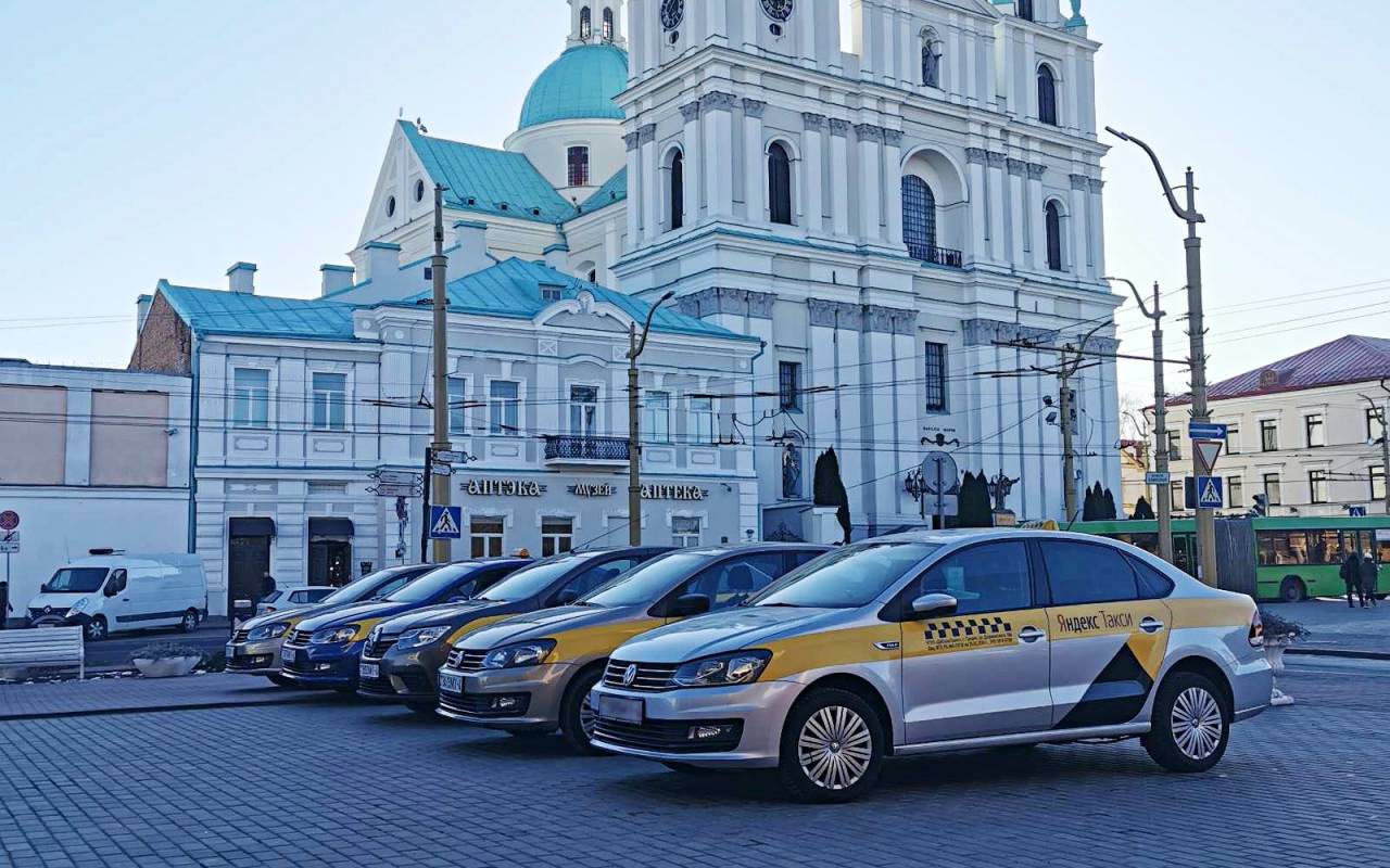В Беларуси «Яндекс.Такси» и Uber будут платить за наклейки на машинах. Деньги пойдут на госСМИ