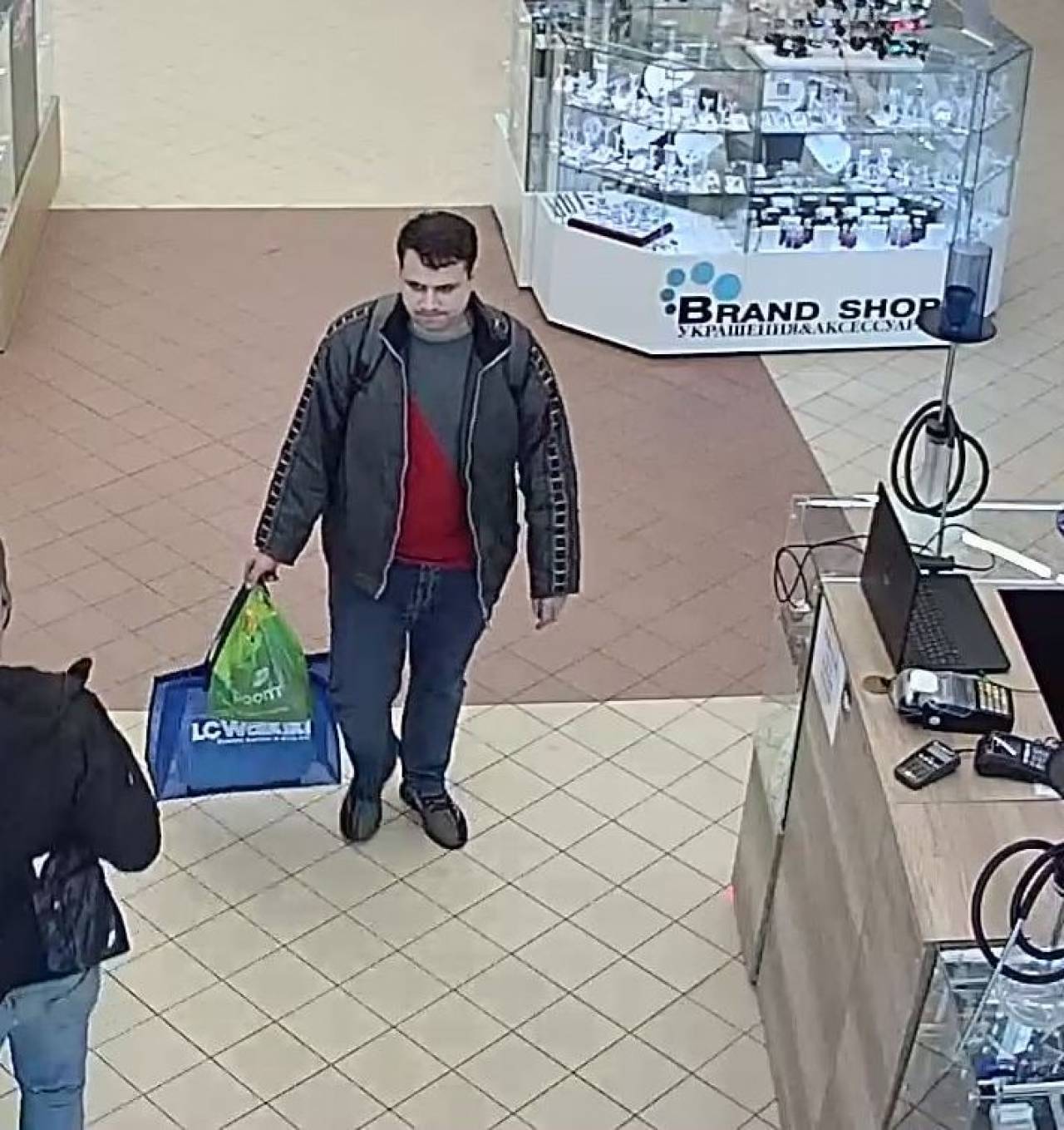 В Гродно мужчина в одном из магазинов ТЦ украл шоппер, а из другого вынес в нем пару обуви