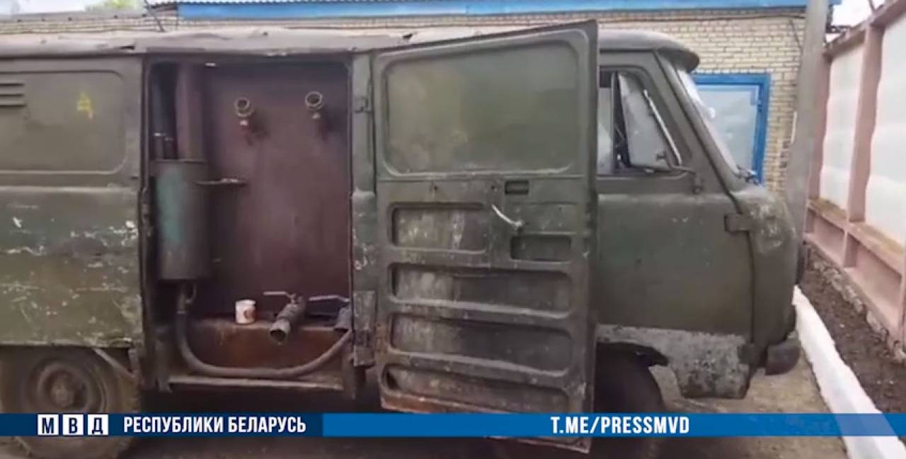 Курсировал по всей Беловежской пуще: в Гродненской области задержали самогонный завод на колесах
