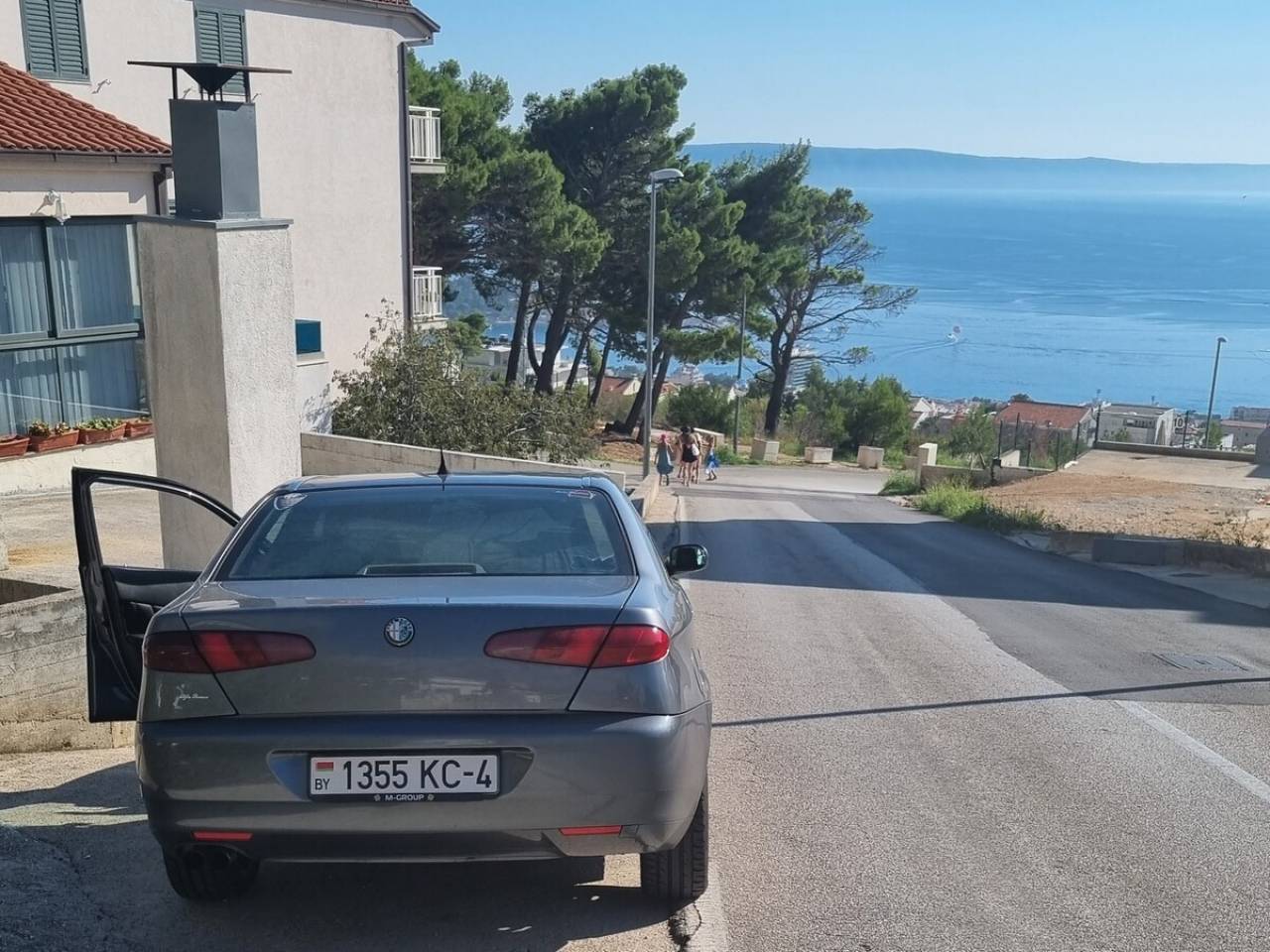 Минчанин купил в Гродно 17-летнюю Alfa Romeo и, даже не переоформив ее, махнул в Черногорию на 24 дня. Сколько денег ушло?