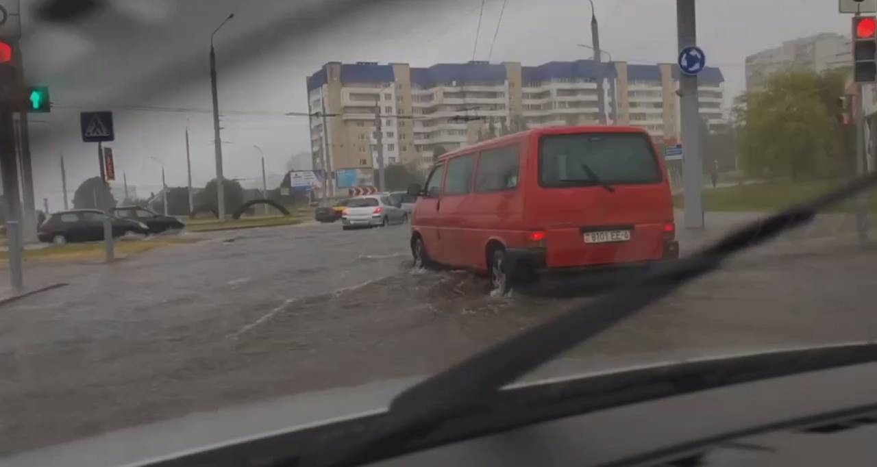 Вечером в воскресенье в Гродно ливень затопил улицы города