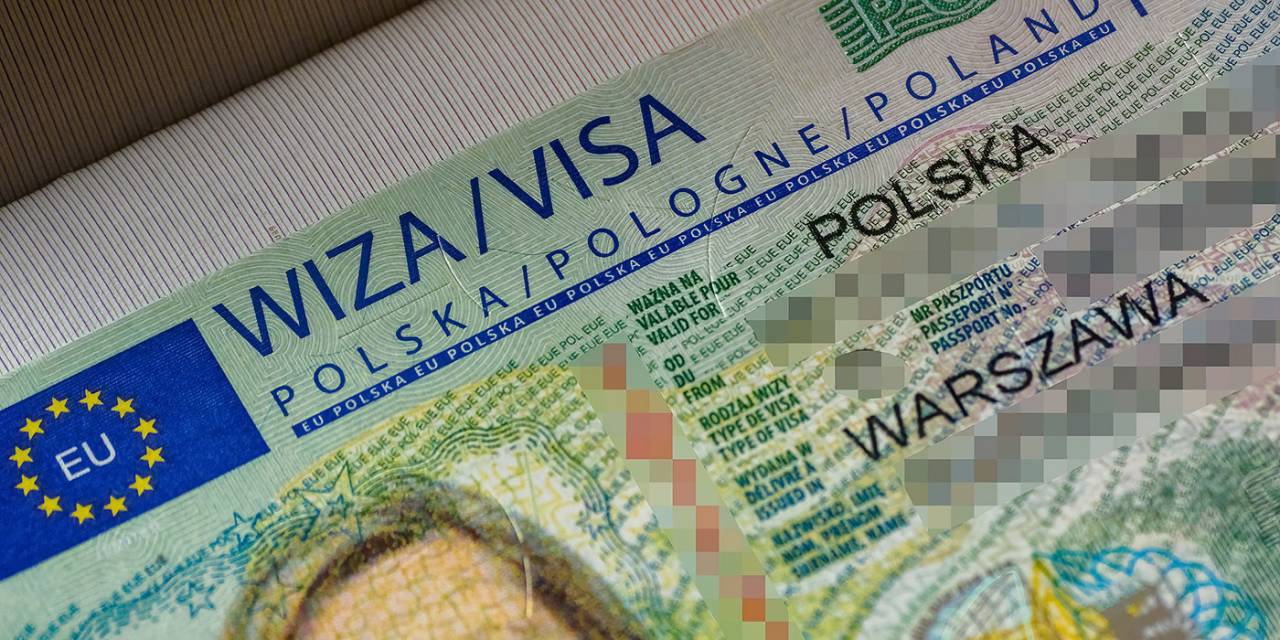 «Эффективно обновлять страницу весь день». Кому удалось записаться на польскую туристическую визу?