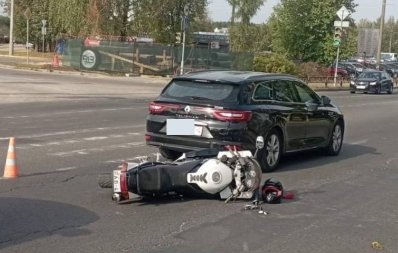 В Гродно девушка на мотоцикле протаранила остановившийся автомобиль — она госпитализирована с переломом таза