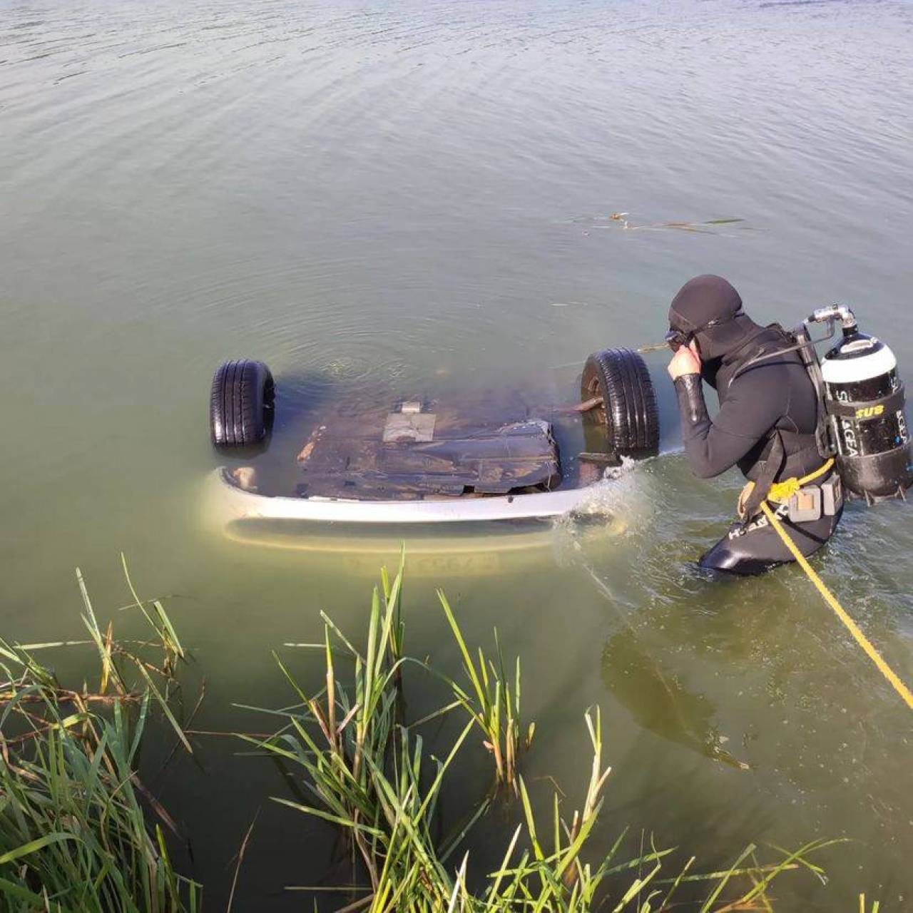 На озере под Сморгонью автомобиль рыбака скатился в воду и затонул — машину нашли на глубине 8 метров