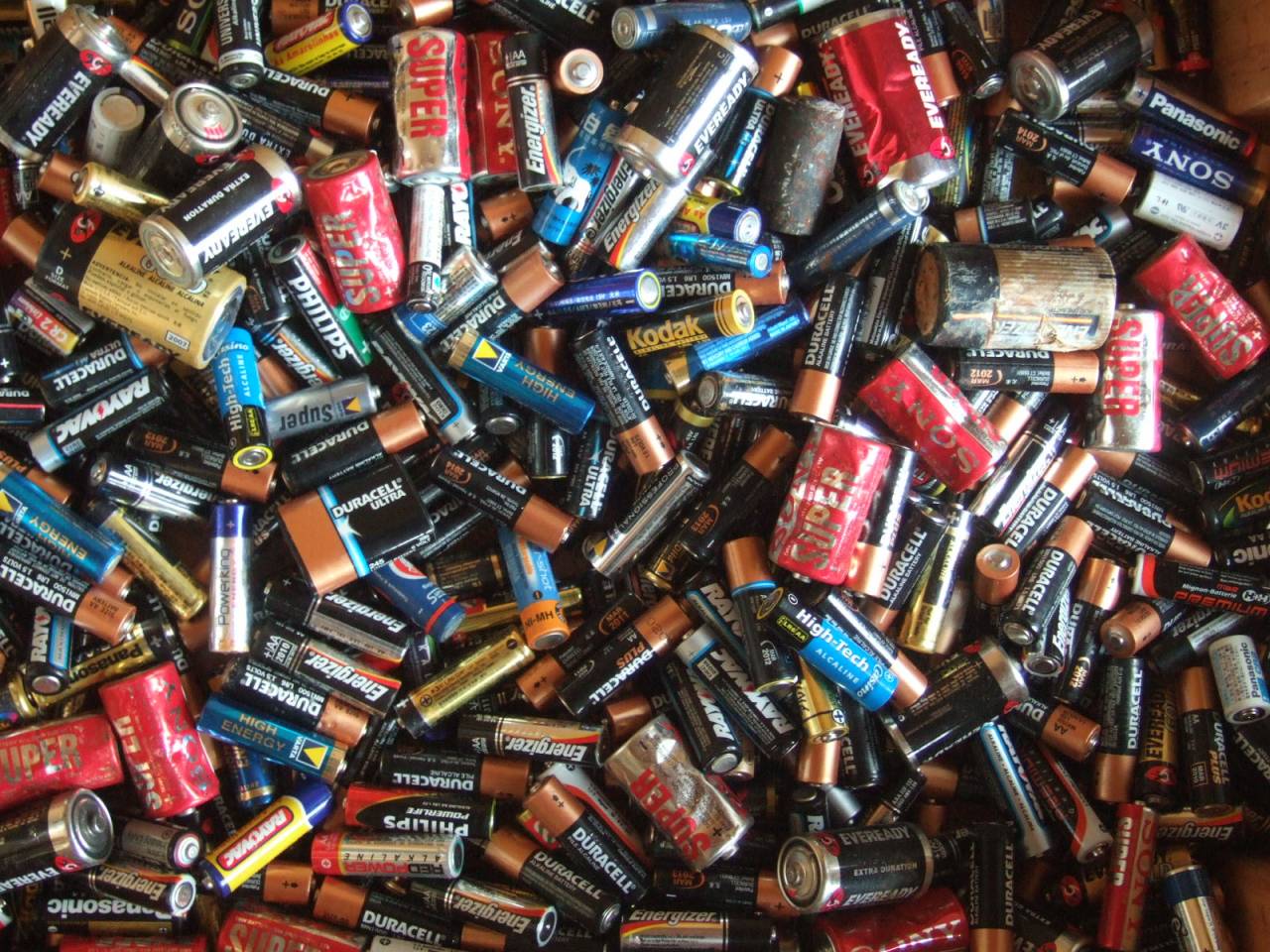 В ЖКХ объяснили, почему нельзя выбрасывать батарейки с обычным мусором. А куда их девать?