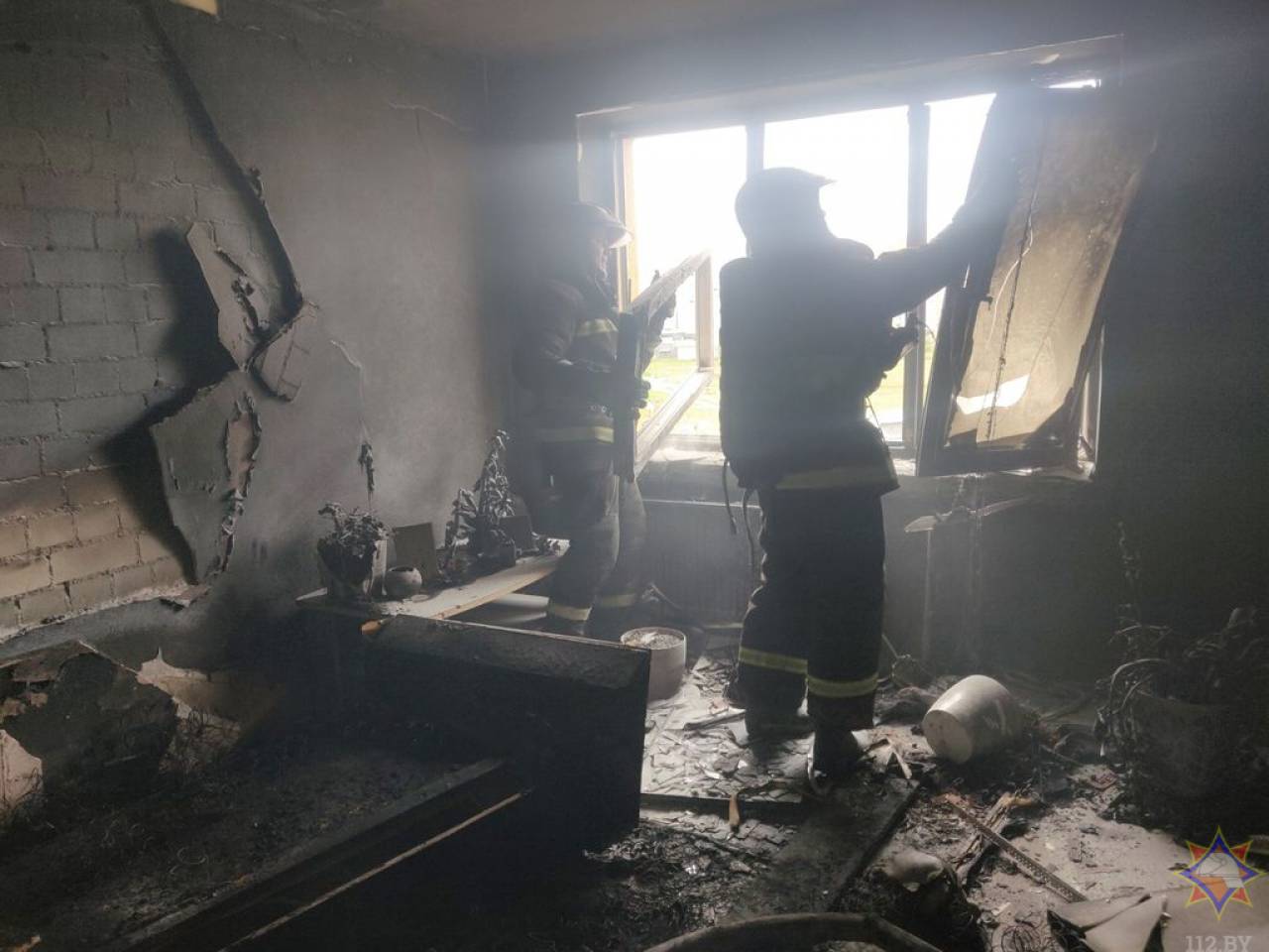 На Ольшанке из-за зарядного устройства выгорела целая комната в квартире. К счастью без пострадавших