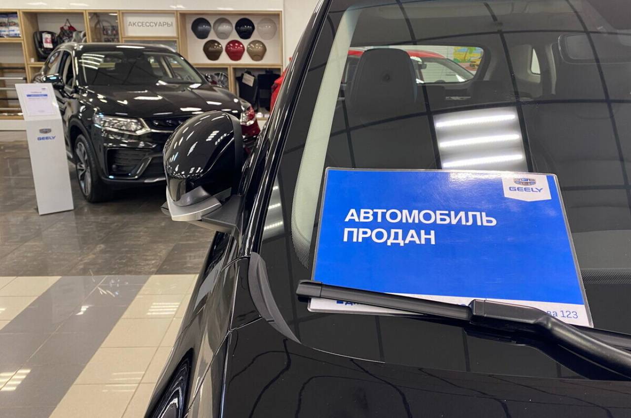 «Все автомобили проданы», - бодро отвечают на другом конце провода: узнали, какие очереди на Geely в Беларуси и России