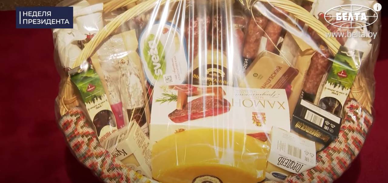 «Целый набор современных, новых продуктов»: Лукашенко вручил подарки Президенту Кении, а там снова колбаса и сыр из Гродно и Бреста