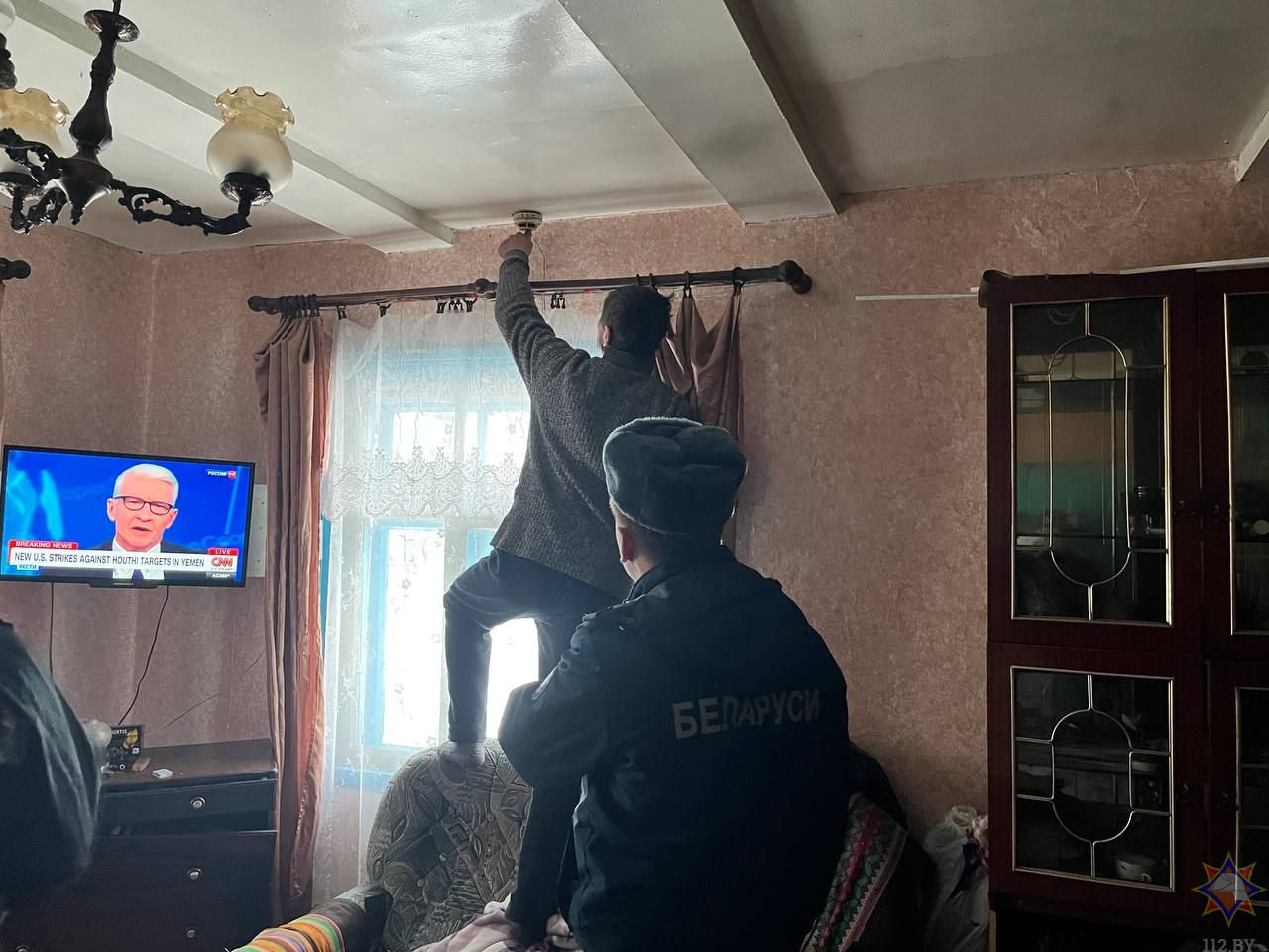 В выходные гродненские спасатели провели масштабную профилактическую работу в регионе: смотрите, как живут простые белорусы в домах с печами