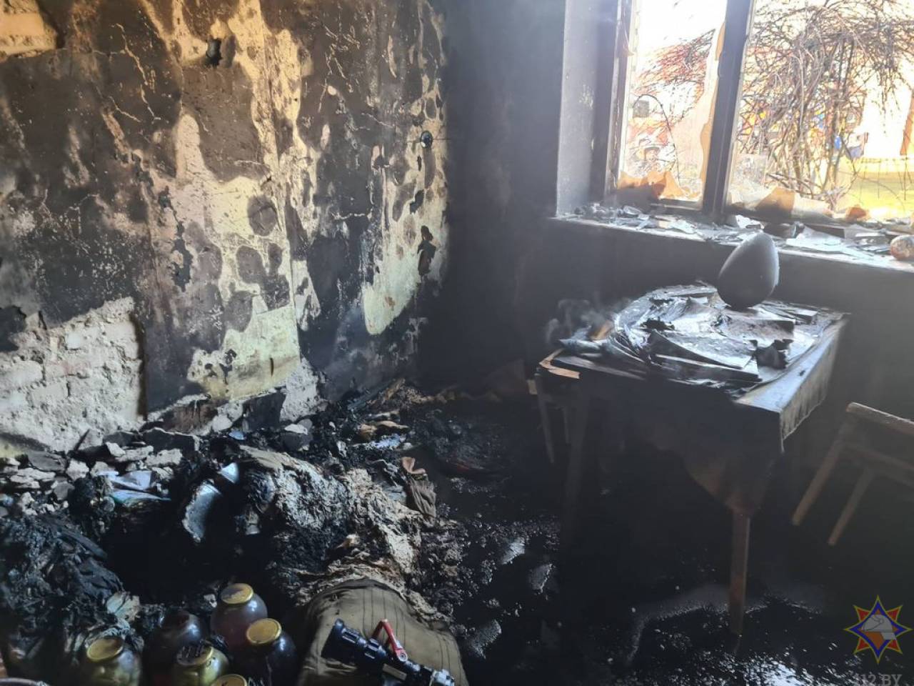 В спальне загорелась кровать: в деревне под Слонимом полностью выгорела комната в квартире