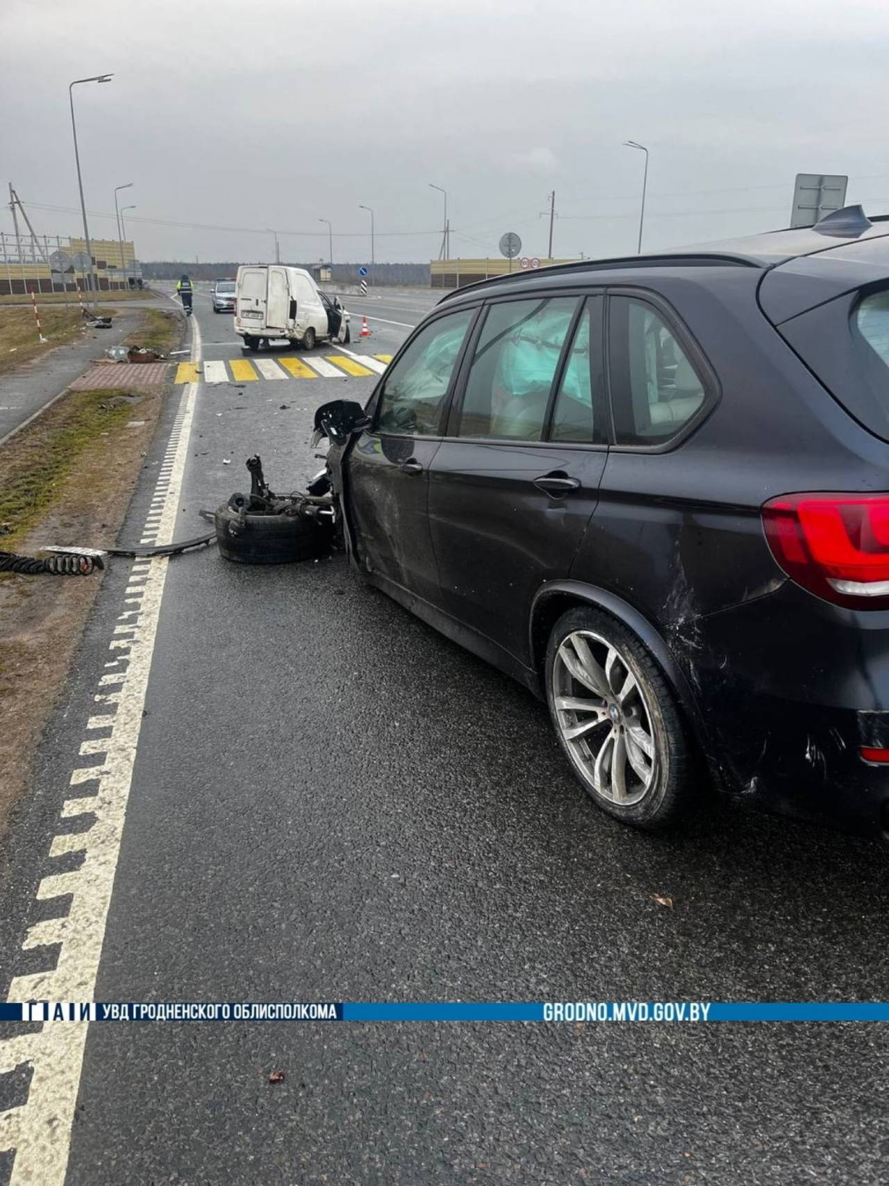 Тяжелая авария на М6 под Ивье: водитель минифургона вырулил на трассу со второстепенной дороги прямо перед BMW
