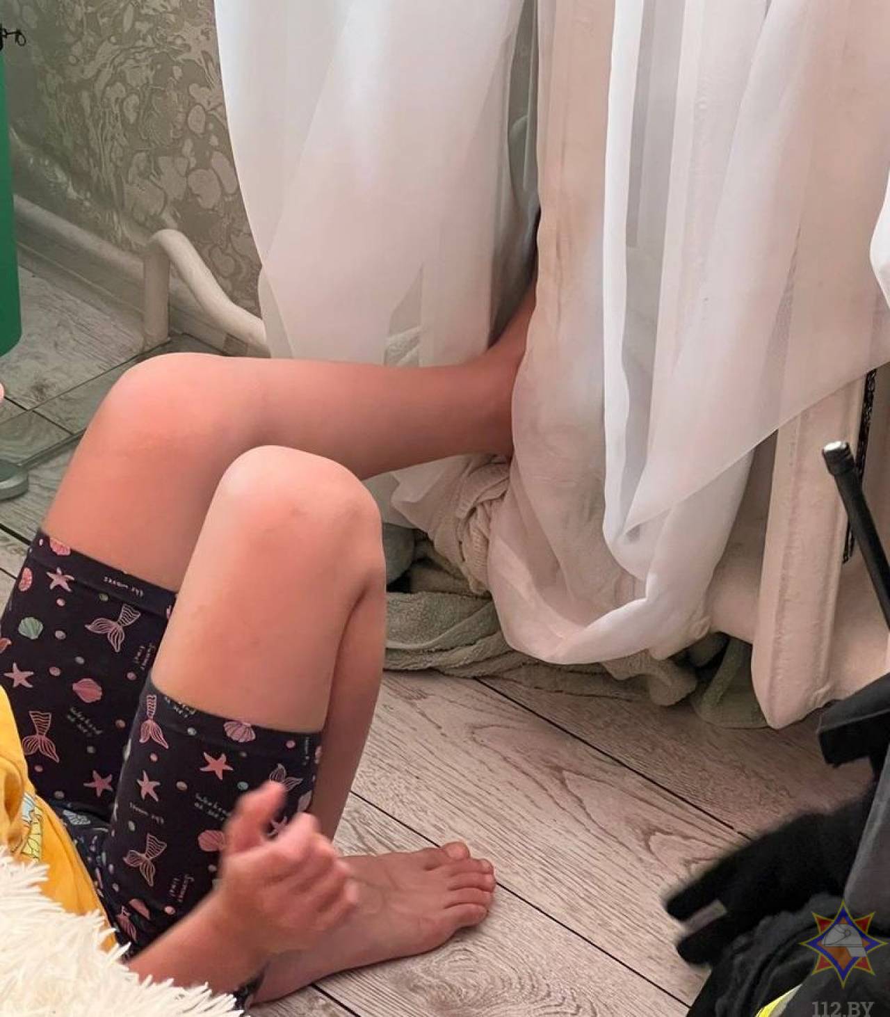 В Островце нога девочки оказалась зажата в радиаторе: на помощь пришли спасатели