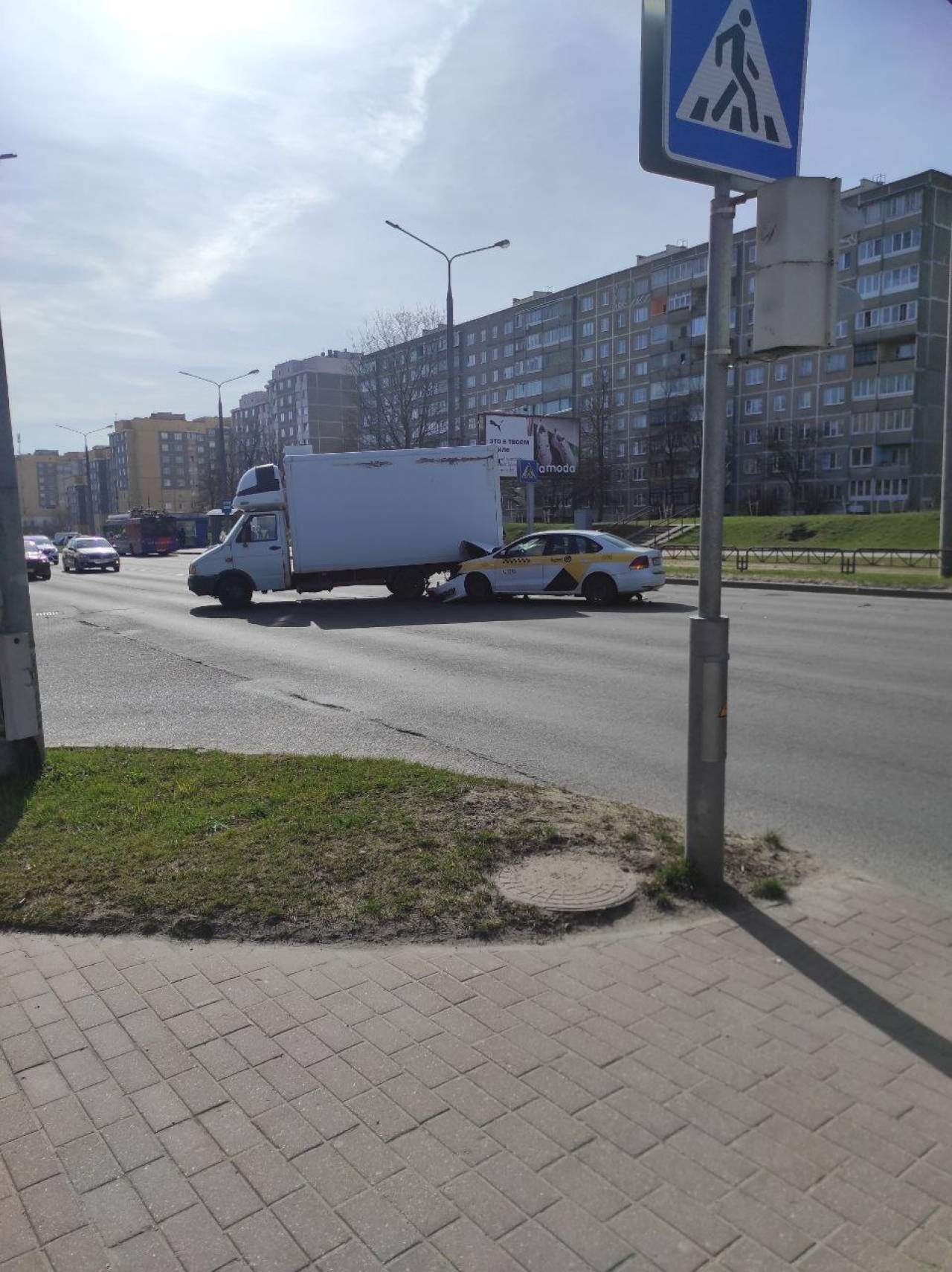 В Гродно такси влетело в грузовик: авария попала на видео