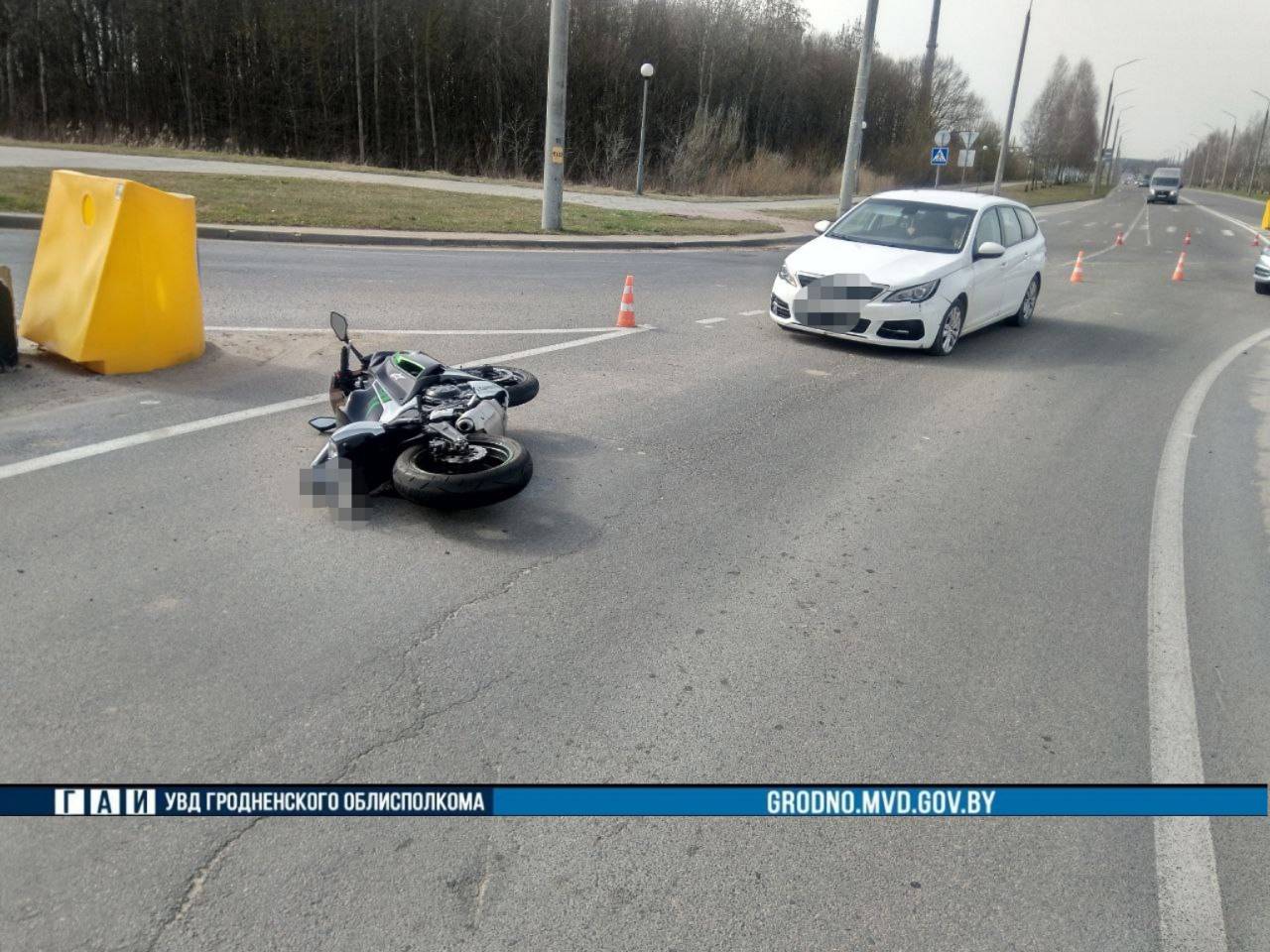 В Гродно женщина на Peugeot сбила мотоциклиста