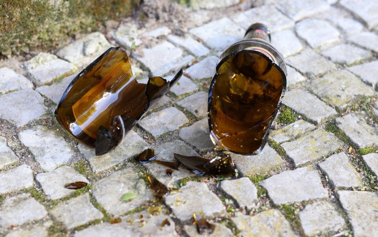 В Сморгонском районе мужчина разбил стеклянную бутылку о голову жены: хоть супруга и не имела претензий, прокуратура возбудила уголовное дело