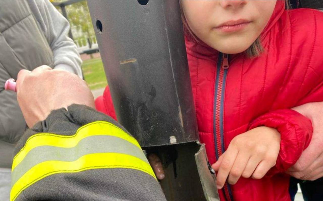 В Гродно спасатели «освободили» ребенка: палец застрял в уличном тренажере