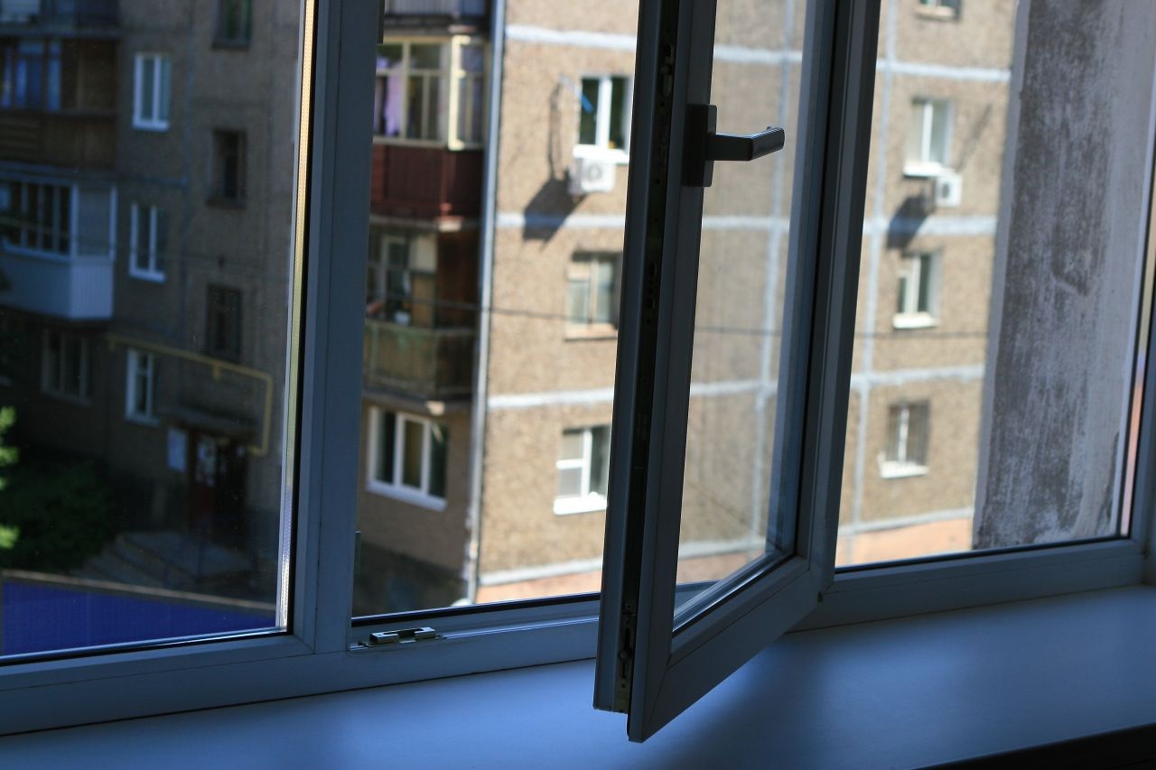 В Гродно из окна 8 этажа выпала девочка