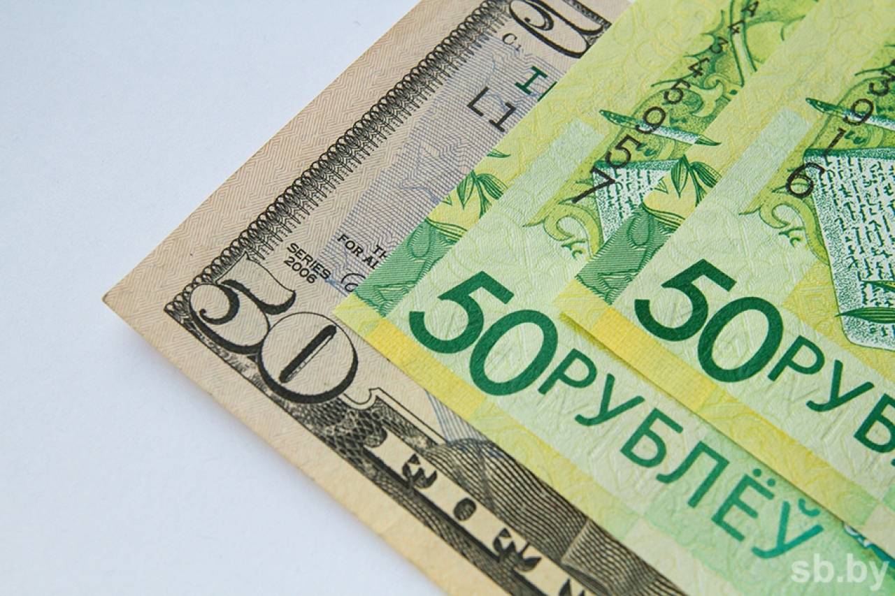 В Беларуси доллар подешевел до минимума за два месяца
