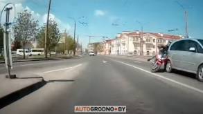 В Гродно мотоциклист и водитель после небольшого ДТП без претензий друг к другу разъехались, но в ГАИ их нашли по видео и будут разбираться