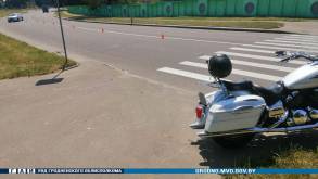 В Мостах мотоциклист «уложил» перед пешеходным переходом свой мотоцикл и сбил им пенсионерку