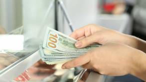 Достают заначки: белорусы еще активнее понесли валюту в обменники