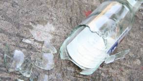 В Гродно пьяная женщина выбросила в окно бутылку и попала... на 300 рублей и уголовное дело