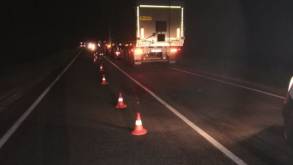 Смертельное ДТП под Новогрудком: ночью грузовик переехал лежащего на дороге мужчину