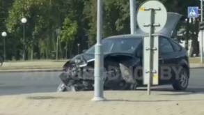 В Гродно столкнулись Ford и Audi — одну из машин отбросило на пешехода, который стоял на островке безопасности