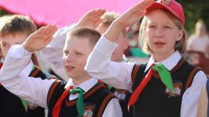У белорусов по телефону спросили, как они относятся к введению единых элементов школьной одежды