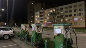 В Беларуси продолжают адаптировать зарядные станции для китайских электрокаров: недавно в Гродно появилось еще три коннектора стандарта GB/T