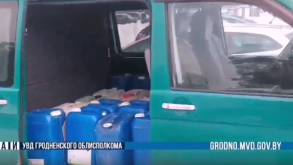 В Островецком районе «Дельта» остановила микроавтобус, в котором окольными путями везли 1000 литров самогона