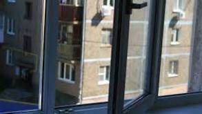 В Гродно на улице Пушкина 20-летняя девушка спрыгнула с 5-го этажа и выжила