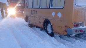 Всего за день гродненские спасатели помогли вытащить из снежных заносов два школьных автобуса, «скорую» и фуру