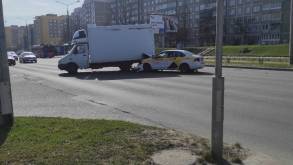 В Гродно такси влетело в грузовик: авария попала на видео