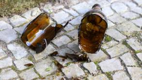 В Сморгонском районе мужчина разбил стеклянную бутылку о голову жены: хоть супруга и не имела претензий, прокуратура возбудила уголовное дело