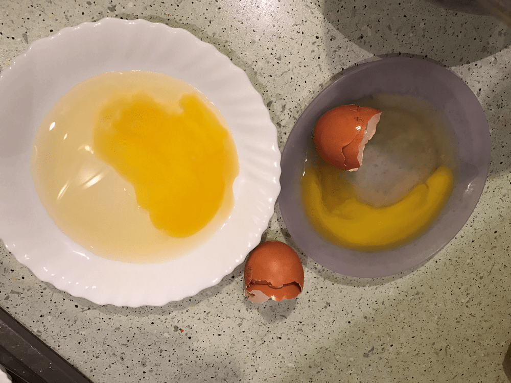 Свежесть сырого яйца. Разбитое яйцо. Желток вареный. Сырое яйцо. Свежие куриные яйца.