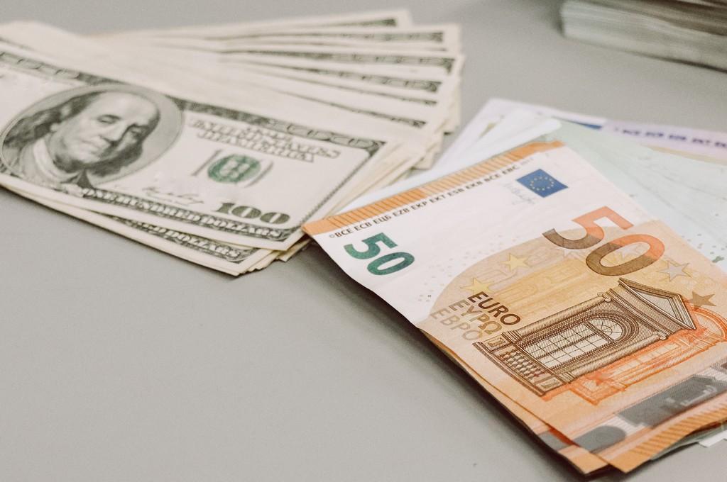 Доллар и евро. Белорусские деньги. Деньги за границу. Деньги за рубежом. 375 долларов в рублях