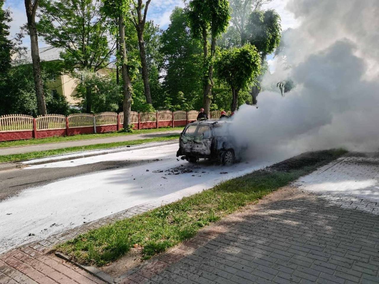 Автомобиль уничтожен полностью: в Лиде прямо на ходу загорелся старенький  Opel — Блог Гродно s13