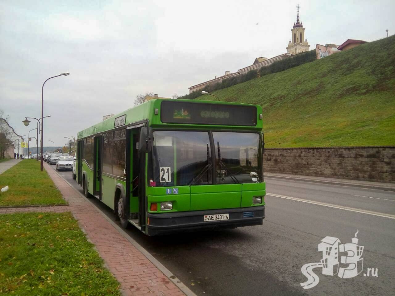 В Гродно водитель городского автобуса остановил машину на Старом мосту и прыгнул в Неман