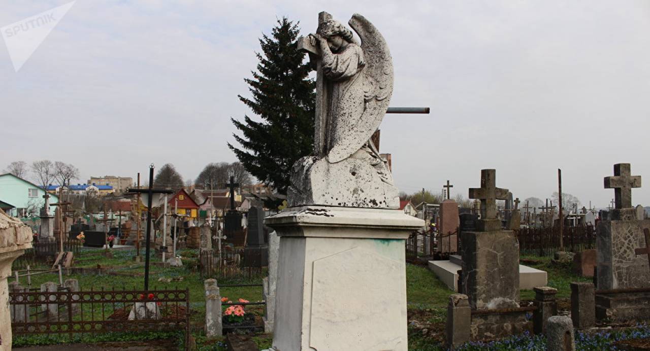 "Город мертвых" спасут туристы: чем живет самое старое кладбище Беларуси