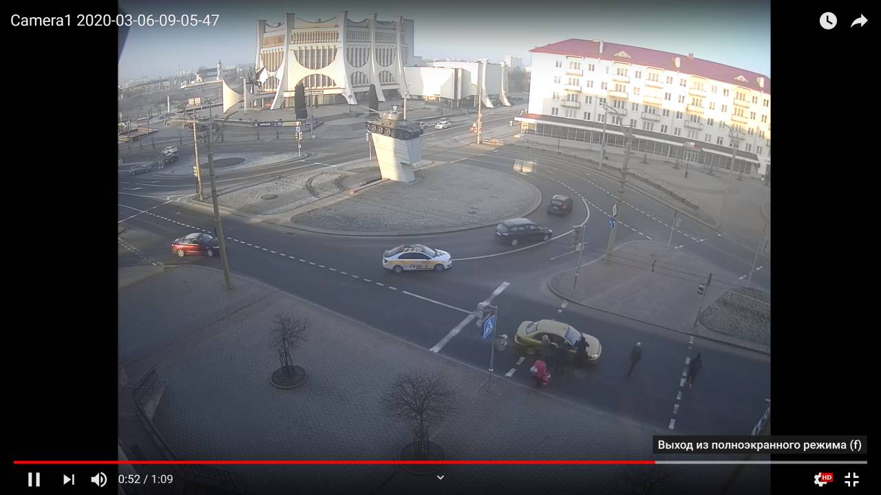 Утром в центре Гродно легковушка на пешеходном переходе «сыграла в кегельбан»