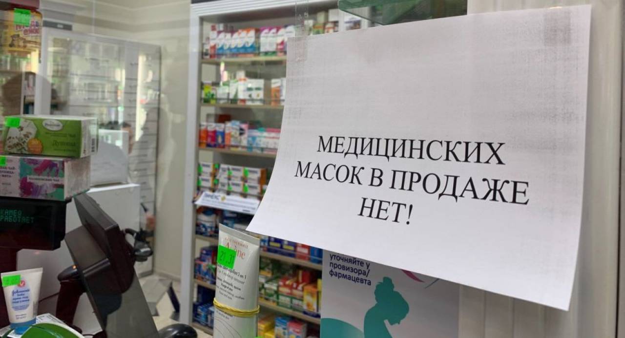 Купите марлю и делайте сами: в аптеках Гродно дефицит масок