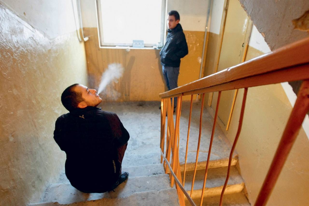 Как отучить соседей курить на лестничных площадках: Инструкция к применению