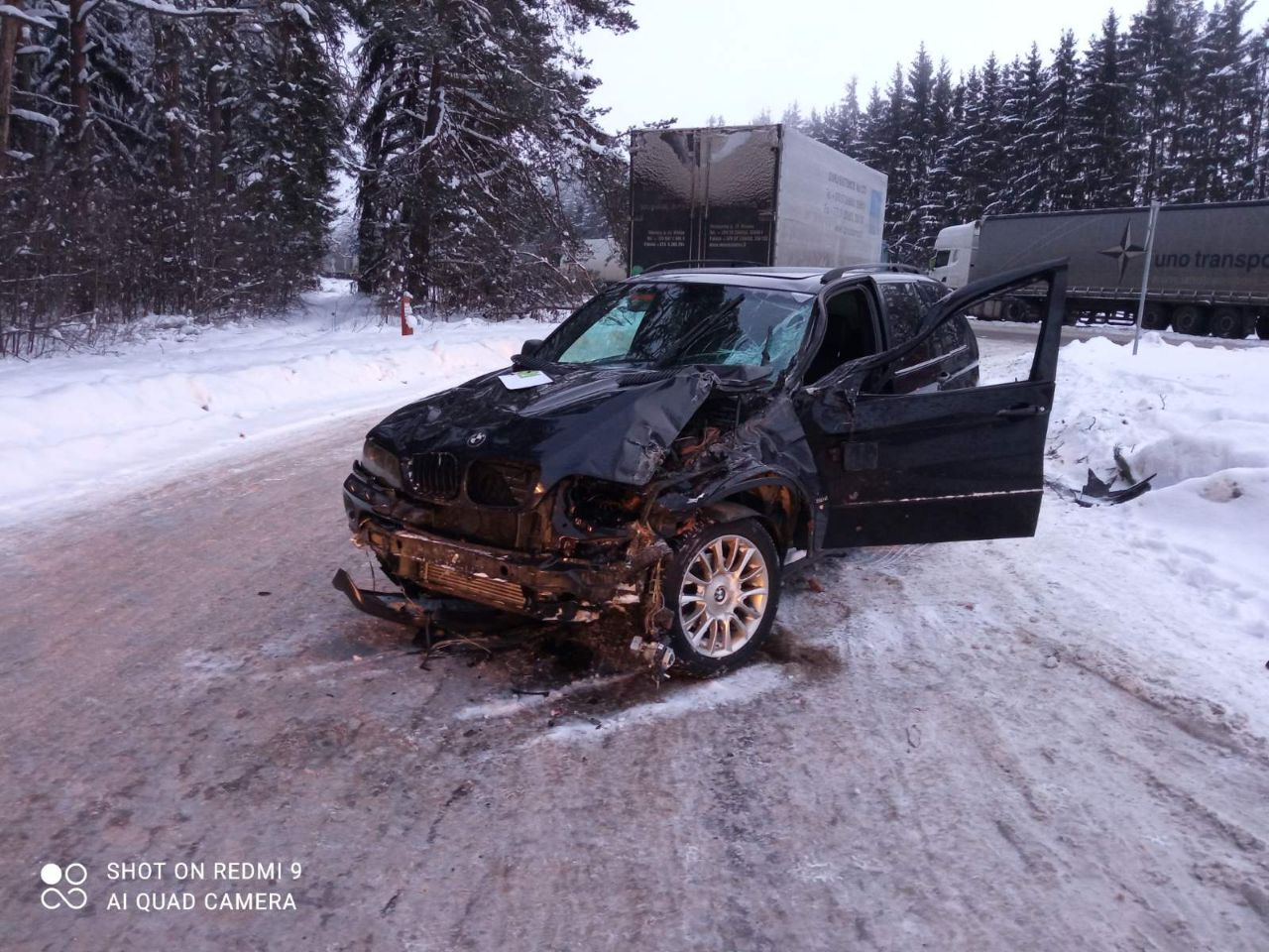 Трагедия у погранперехода на литовской границе. Водитель BMW сбил парня в светоотражающем жилете, который помогал водителю грузовика заехать на стоянку