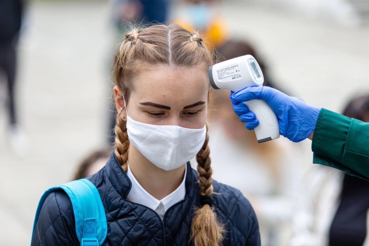 Меры борьбы с эпидемией. Пандемия коронавируса 2020 в России. Человек в маске. Эпидемия в школе.