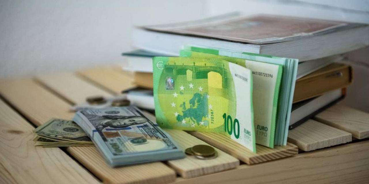 Прогноз по валютам: какими будут курсы в обменниках после встречи 2022 года