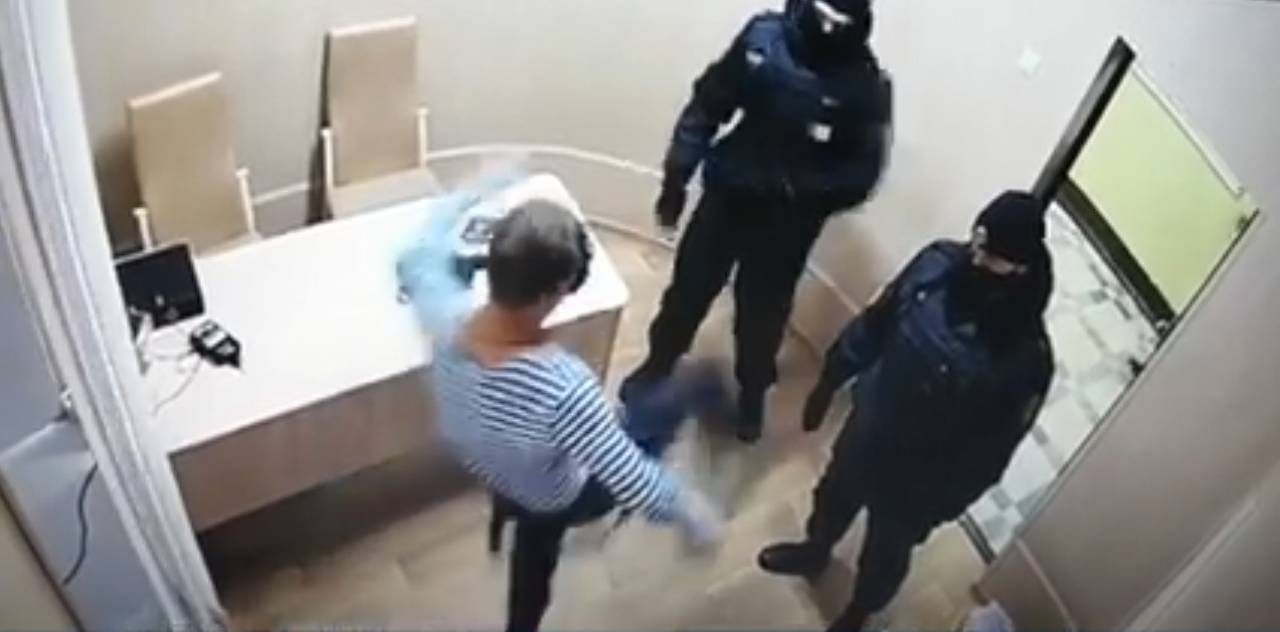 В Сморгони пьяный «вдв-шник» попытался «втащить» милиционеру прямо в РОВД. Безуспешная попытка попала на видео